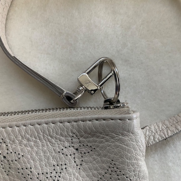 Louis Vuitton Mahina Selene Monogram PM Blanc Shoulder Bag. - Picture 11 of 16